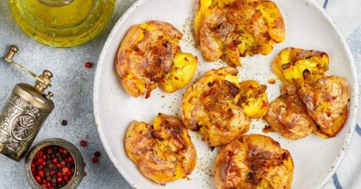 Очень вкусный и ароматный картофель в чесночном масле, запеченный в духовке