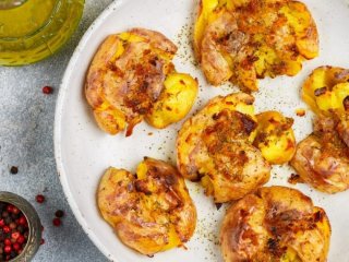 Очень вкусный и ароматный картофель в чесночном масле, запеченный в духовке