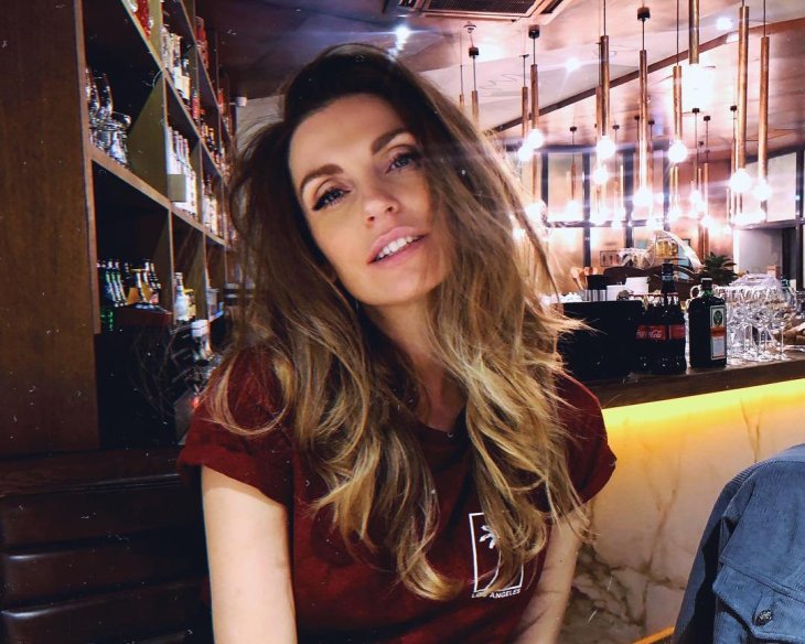 Саша Савельева примерила образ экзотической брюнетки в прозрачном плаще