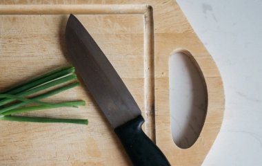 Не ризикуйте здоров’ям: п’ять продуктів, які категорично заборонено різати на дерев’яних дошках
