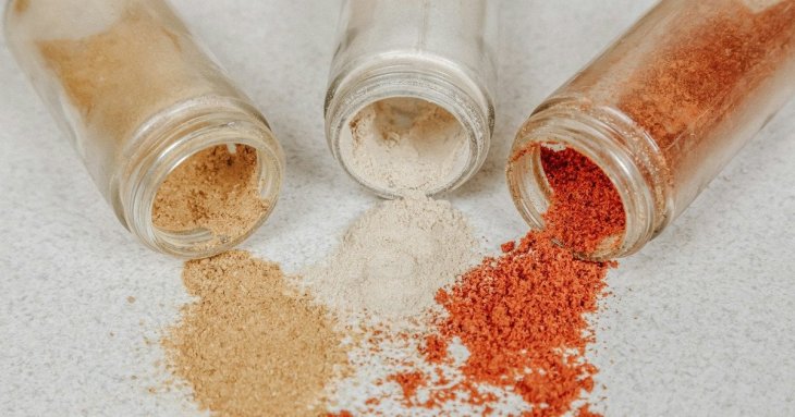 Яку приправу не можна класти в гарячу страву: вона миттєво псує смак