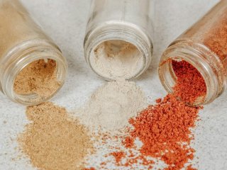 Яку приправу не можна класти в гарячу страву: вона миттєво псує смак