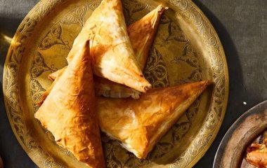 Сочные слойки с творогом: вкусный перекус за 20 минут