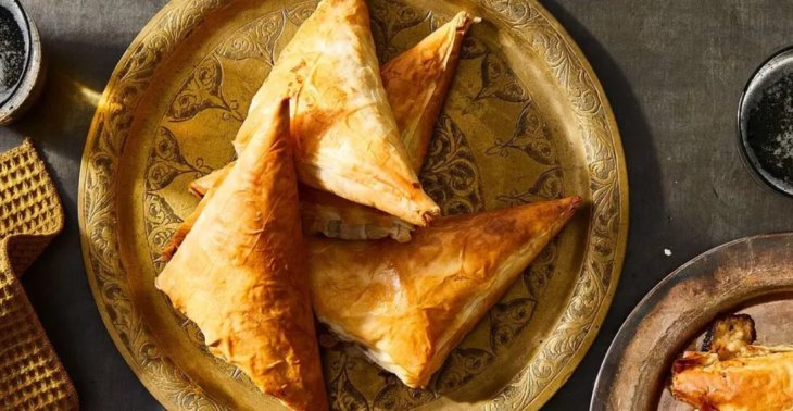 Сочные слойки с творогом: вкусный перекус за 20 минут