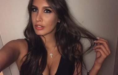 Кэти Топурия примерила ультрамодный аксессуар