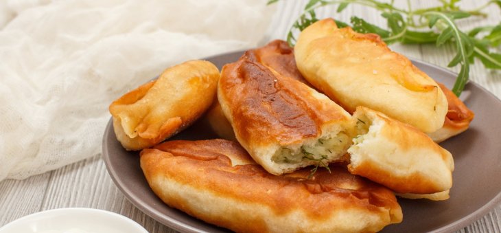 Безумно вкусно и быстро: рецепт пирожков с курицей и сыром