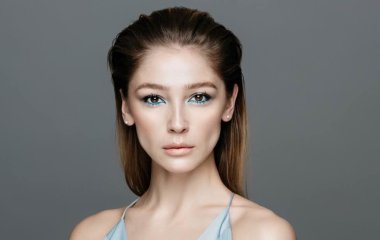 Анастасия Ивлева в белом костюме гуляет по Тбилиси