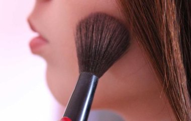 Як швидко прибрати сліди тональника з брами куртки: незамінний жіночий лайфхак на зиму