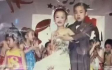 Вихованці дитячого садка, які зіграли чоловіка та дружину, одружилися через 20 років – фото