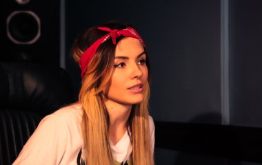 Певица MamaRika показала фигуру в пестром бикини 