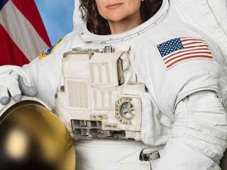 Як миють волосся у космосі: астронавтка NASA розповіла, як доглядає за кучерями (фото)