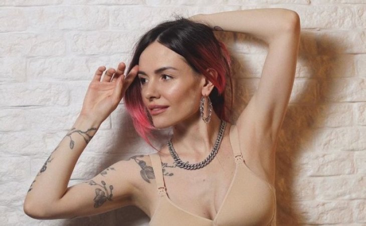 MamaRika в пикантном купальнике посветила стройной и подтянутой фигурой