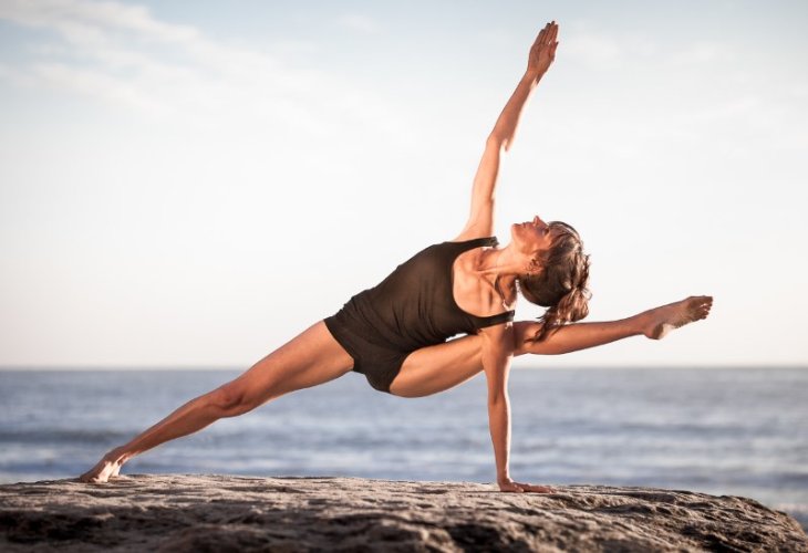 5 элементов йоги, которые помогут восстановить силы и расслабиться после трудного дня