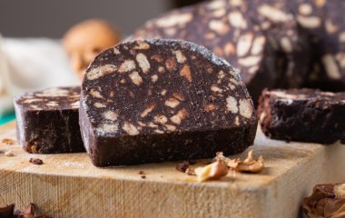 Шоколадная колбаса: обезоруживающе простой рецепт десерта из сладкого детства