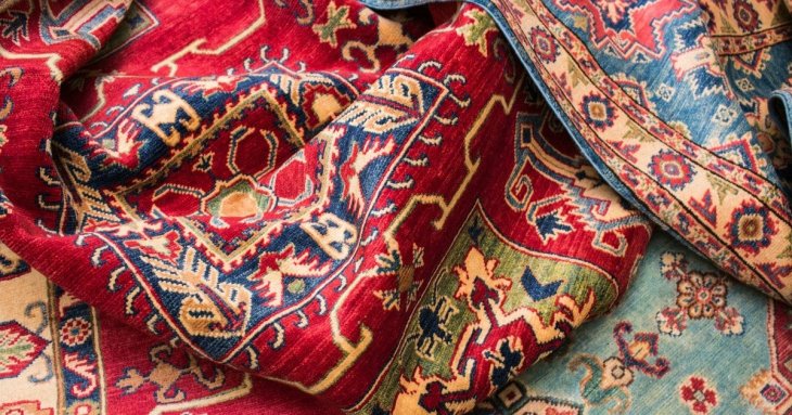 Перед чищенням килима зробіть одну маленьку дію: отримаєте приголомшливий результат — старовинний секрет