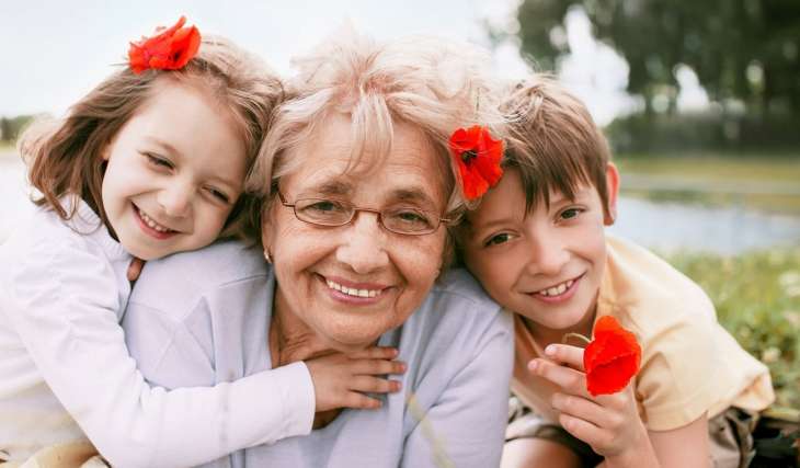 5 тем о воспитании ребенка, которые не стоит обсуждать с бабушками