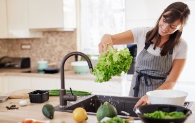 Это опасно: 5 продуктов, которые нельзя мыть перед употреблением — вы наверняка об этом не знали