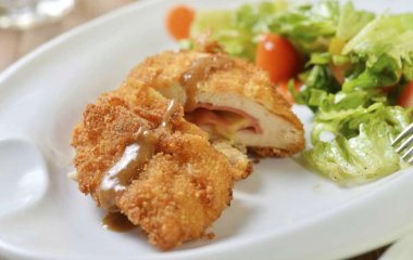 Рецепт простых и вкусных куриных котлет с творогом и помидорами