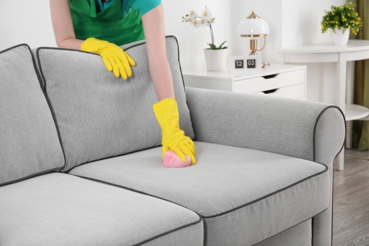 Як назавжди забути про чищення дивана від плям: розумний маловідомий лайфхак