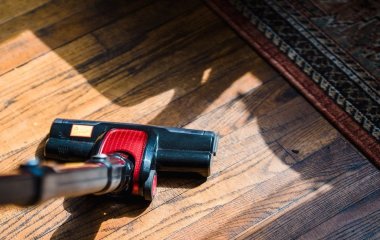 Простий лайфгак з пилососом, який збереже ваші нерви: навіщо одягати шкарпетку на трубу перед прибиранням