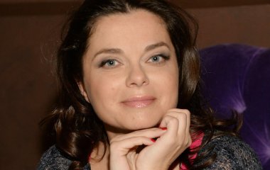 Наталья Королева занялась йогой в бикини