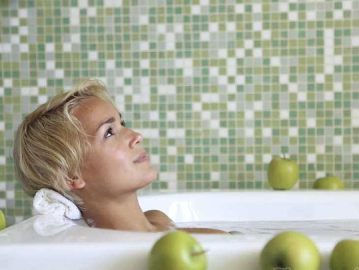 Какие проблемы со здоровьем можно решить, добавив стакан яблочного уксуса в ванну