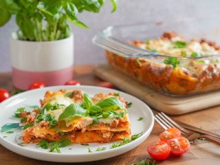 Лазанья болоньезе с сельдереем и красным вином