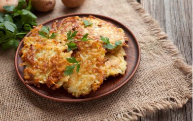 Готовим золотистые драники без яиц: их можно есть в пост