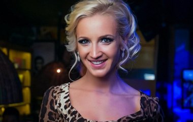 Ольга Бузова блистала в Дубае в серебристом мини