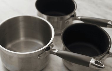 Цікава хитрість з водою — і нагару як не було: як за 0 копійок очистити каструлі та сковорідки