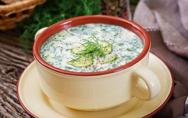 Замініть ковбасу в окрошці на цей продукт — і вона стане в рази смачнішою: секрет іменитих кухарів