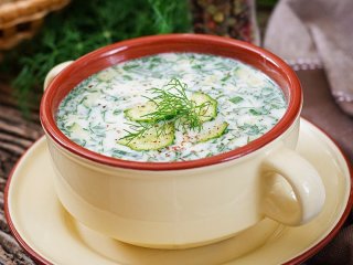 Замініть ковбасу в окрошці на цей продукт — і вона стане в рази смачнішою: секрет іменитих кухарів