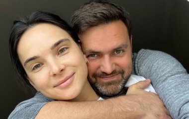 Тимур Мирошниченко с женой очаровали нежными объятиями и поцелуями на диване