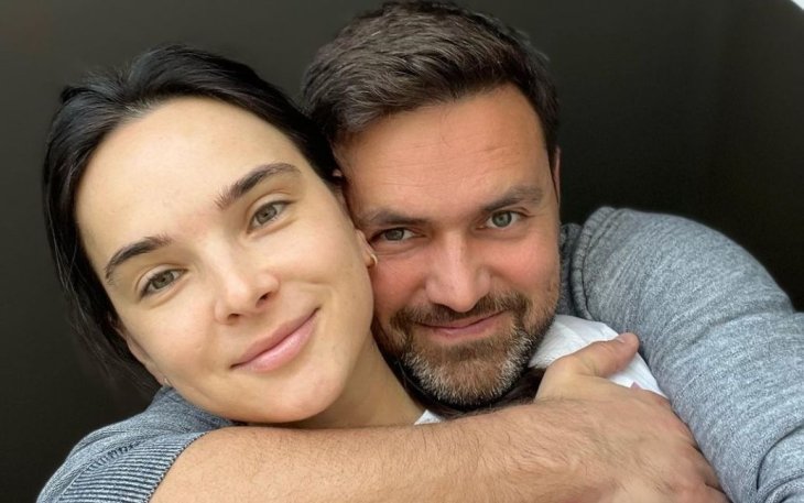 Тимур Мирошниченко с женой очаровали нежными объятиями и поцелуями на диване