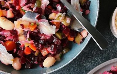 Без майонеза: легкий салат из свеклы с сельдью