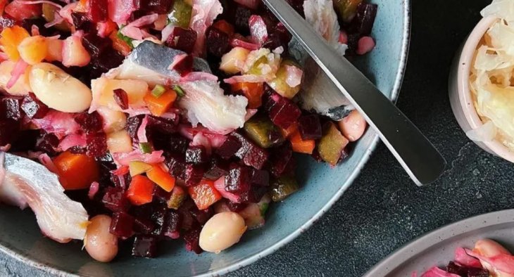 Без майонеза: легкий салат из свеклы с сельдью
