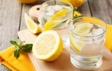 Лікар розвіяв міфи про користь води з лимоном