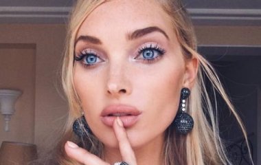 Эльза Хоск похвасталась  фигурой в кожаных брюках 