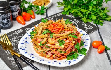 Салат с корейской морковью, колбасой и сухариками: быстро и вкусно
