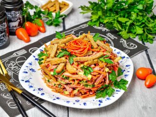 Салат з корейською морквою, ковбасою та сухариками: швидко та смачно