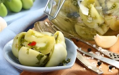 Пікантні та хрусткі: як приготувати зелені помідори на зиму