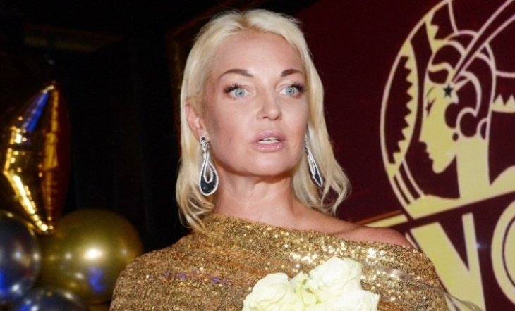 «В Казани траур, безумная»: Волочкову яростно хейтят за фото с «рогаткой» на вернувшемся Олеге