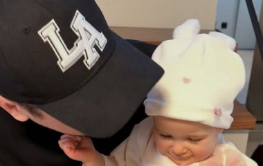 Позитив розчулив фото, як його підросла однорічна донечка відреагувала на подаровані їй квіти