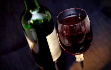 Медики рассказали, как употребления вина влияет на здоровье
