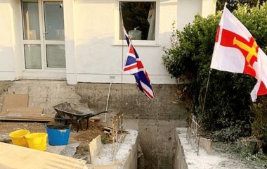 Під будинком подружжя виявили нацистський бункер із моторошним написом (фото)