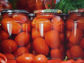 Мариновані помідори на зиму: топ-3 найсмачніші рецепти без зайвих складнощів