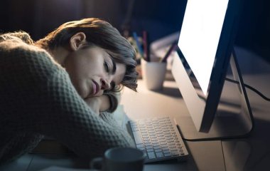 Лікар пояснила небезпеку сну з увімкненим комп'ютером