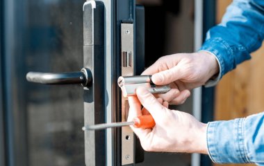 Чи готові ваші ПВХ‑двері до зими: не забудьте зробити одну просту річ, щоб вберегти тепло і уникнути протягів