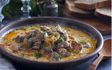Очень вкусные куриные сердечки: тушим в нежном сметанном соусе