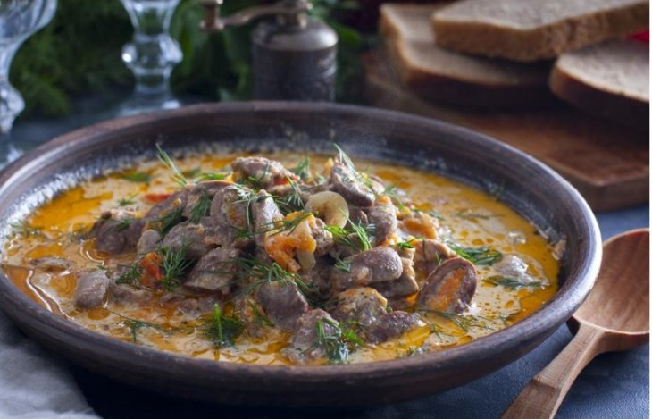 Очень вкусные куриные сердечки: тушим в нежном сметанном соусе